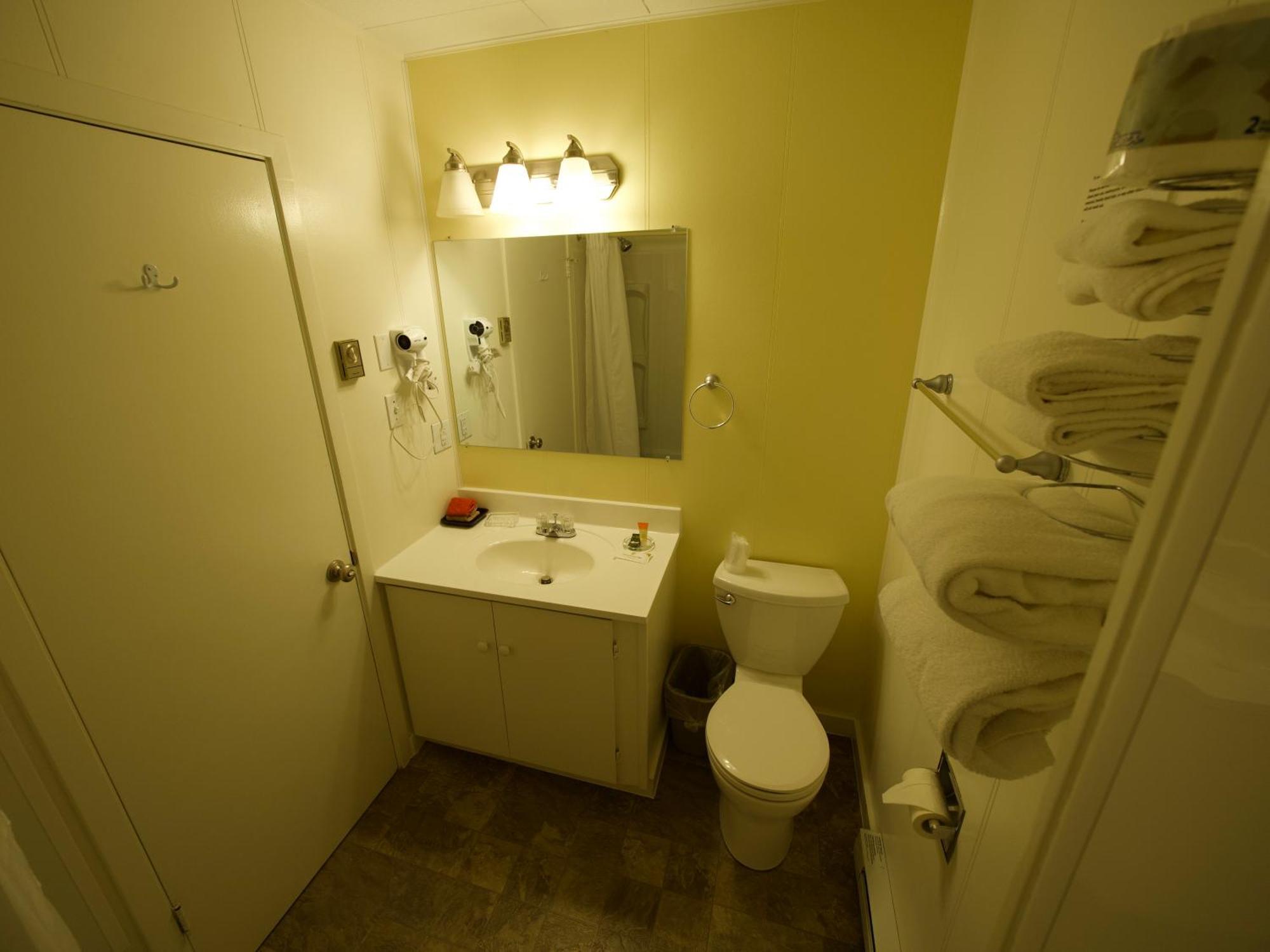 Creston Valley Motel Екстер'єр фото