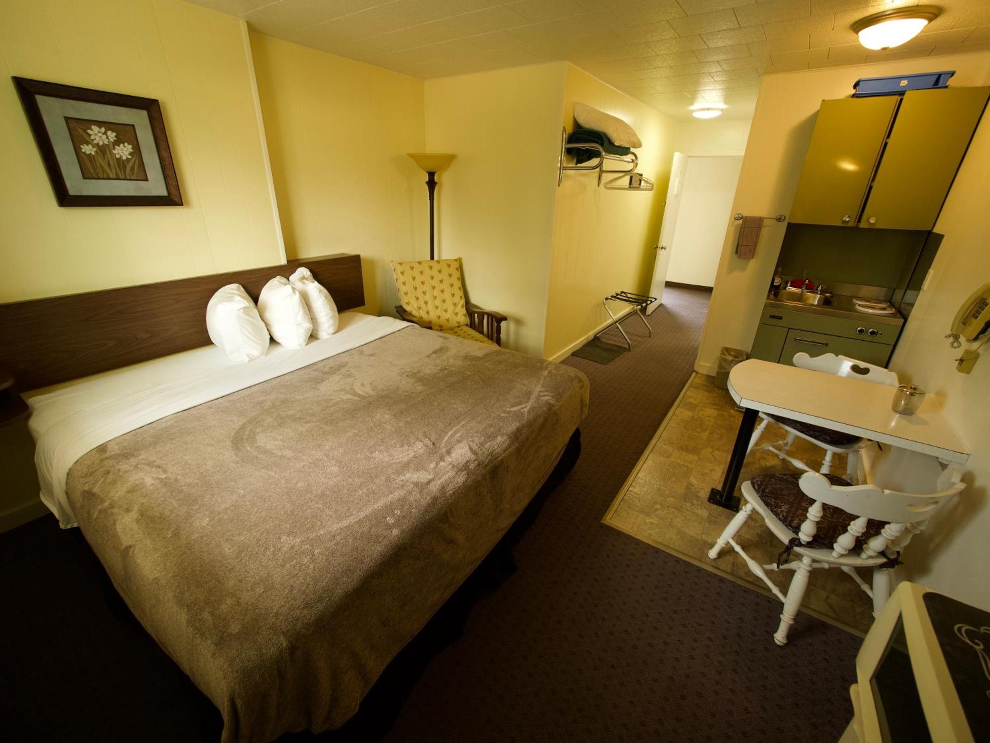 Creston Valley Motel Екстер'єр фото