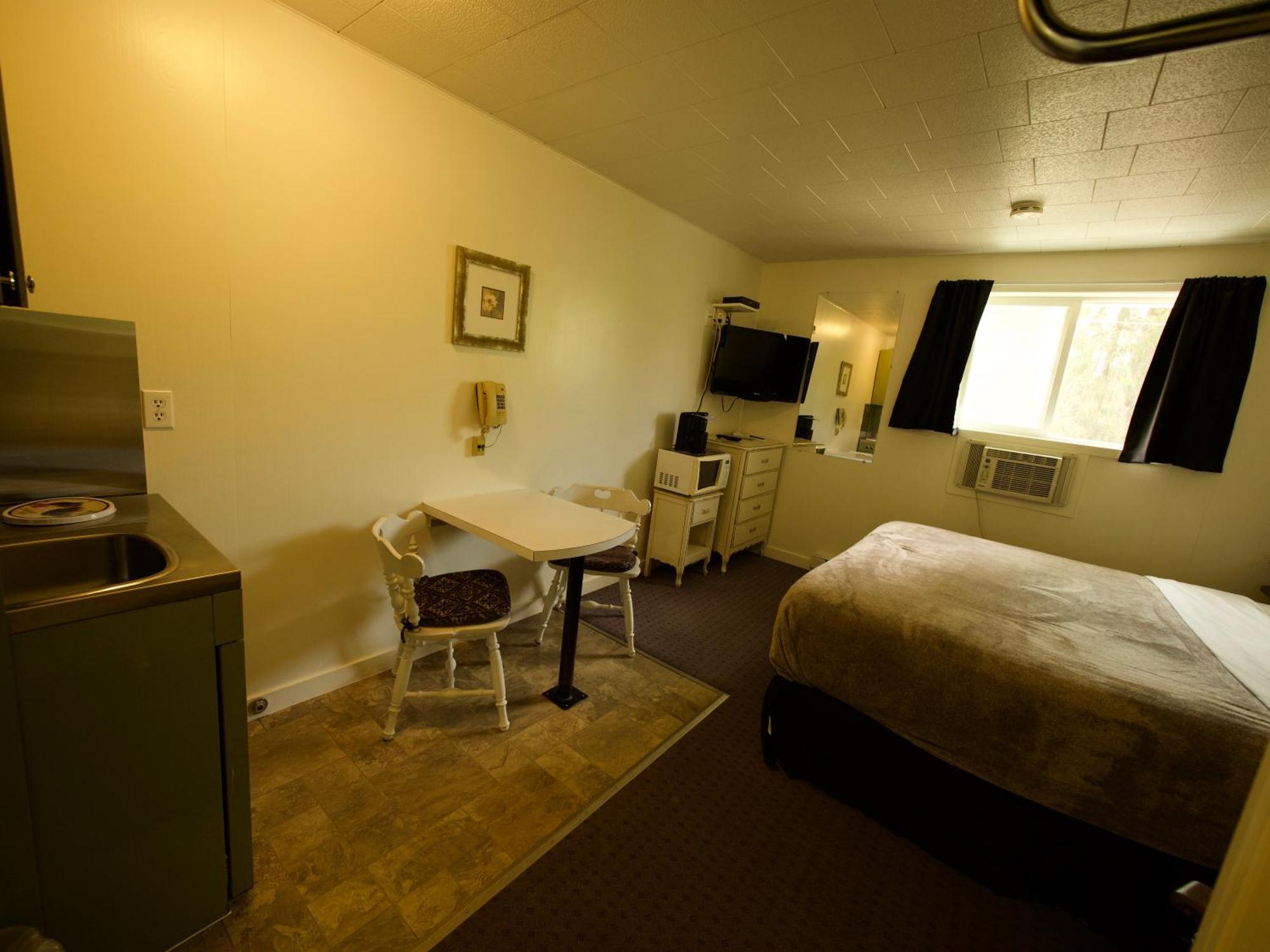 Creston Valley Motel Екстер'єр фото