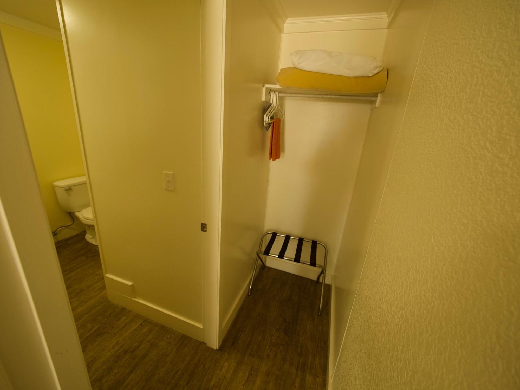 Creston Valley Motel Екстер'єр фото